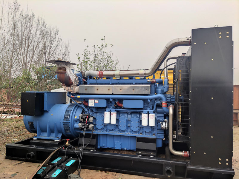 火炬开发区街道柴油发电机组更换机油时，应遵循哪些步骤？